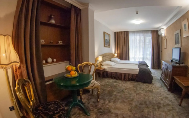 Meg Lozenetz Hotel