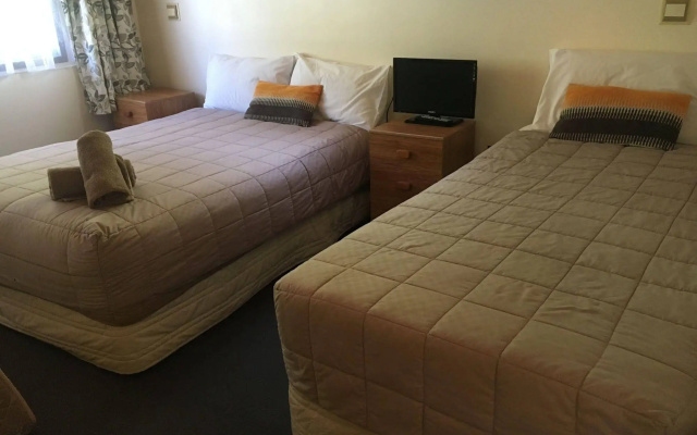 Sunflower Lodge – Guest Rooms – New Plymouth