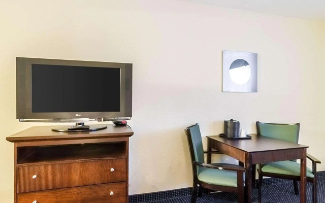 Rodeway Inn & Suites Williamsburg Central