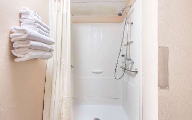 Super 8 by Wyndham Sullivan