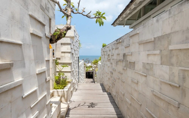 Charming Oceanfront 3 Br Villa in Seminyak