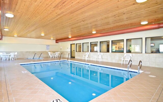 Super 8 by Wyndham Hayward WI