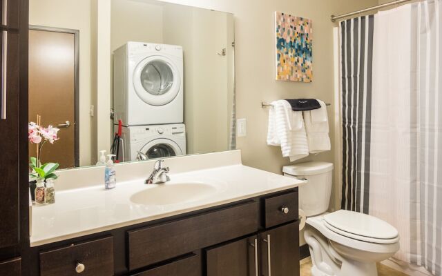 1 BR Downtown Loft Near Fiserv Forum by Frontdesk