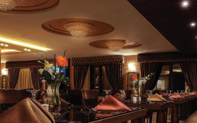 Seven Roses Hotel