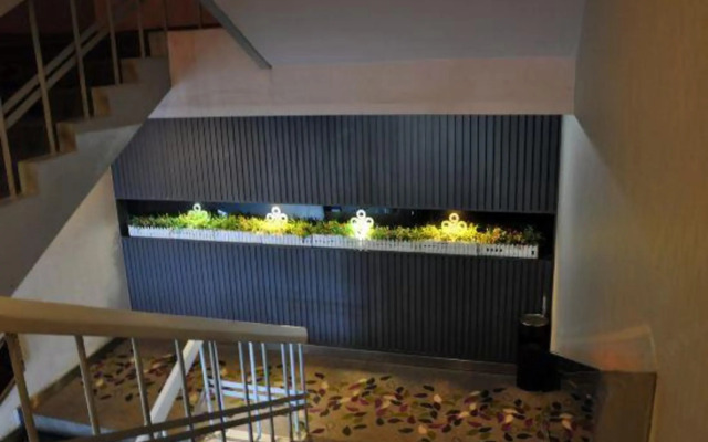 9Jiu Holiday Inn