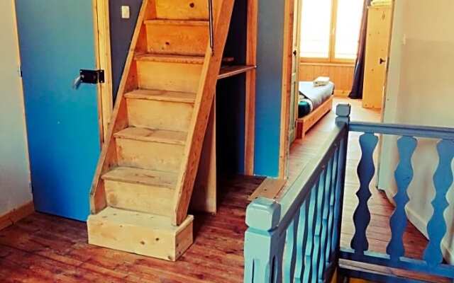 File dans ta chambre !