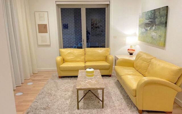 Kew Luxurious Townhouse