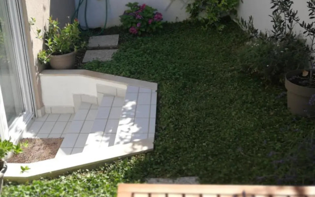Room with garden