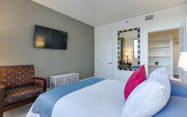 Bright Recently Upgraded Apt – Downtown Location