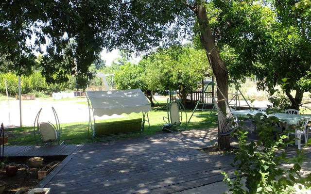 Nuriel Fruit & Guest House