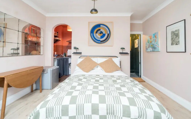 Charming Studio moments from Portobello