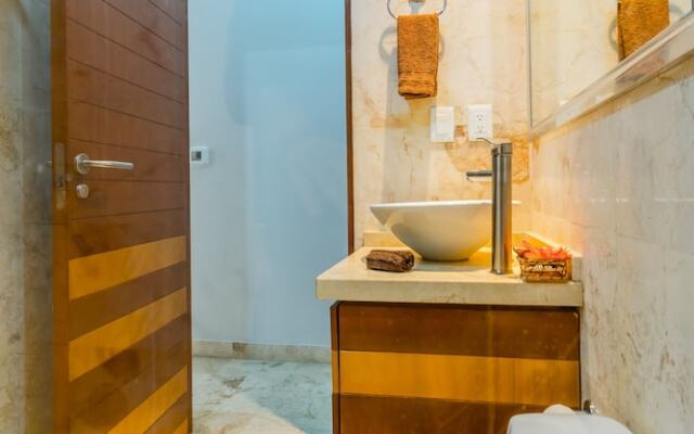 Beachfront Penthouse! Private Jacuzzi! Live the Dream!