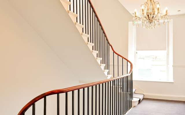 JOIVY Re-Imagined Flat in Georgian Architecture Townhouse