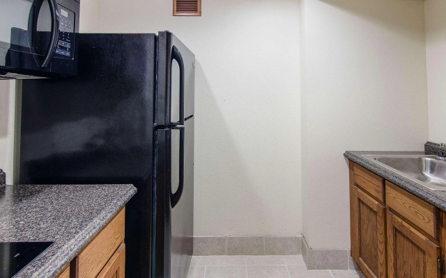 Econo Lodge Inn & Suites