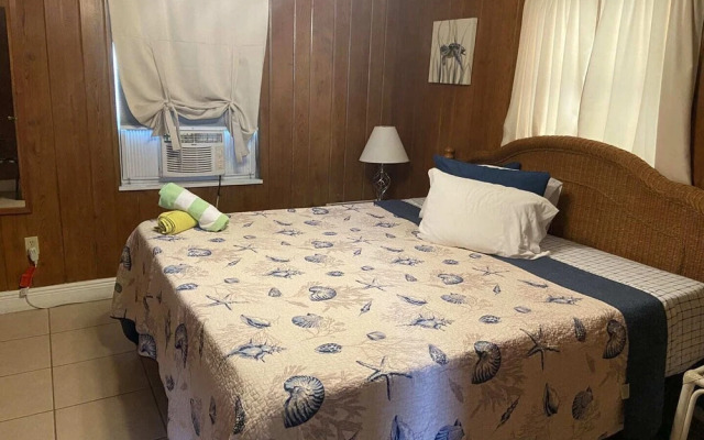 Holiday Court 01 - Surfside