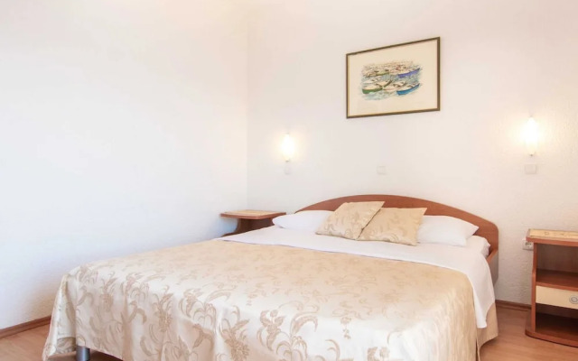 Charming Seaside Apartment