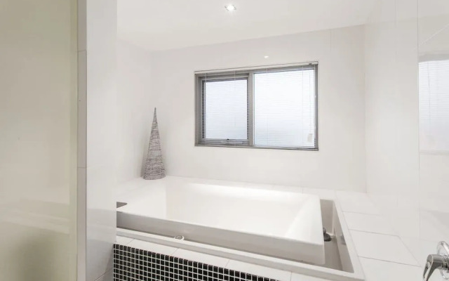 Spinnakers Apartments