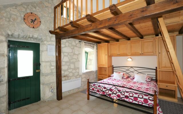 Holiday house in stone with heated pool