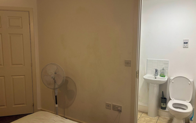 2 Bed Apartment-sleeps 4-free Parking