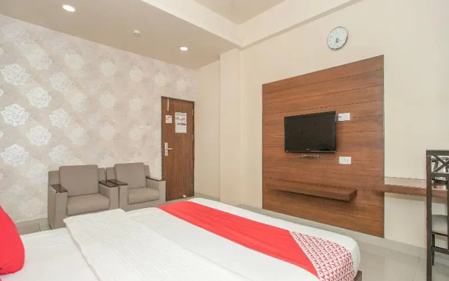 Compact Maple Leaf by OYO Rooms
