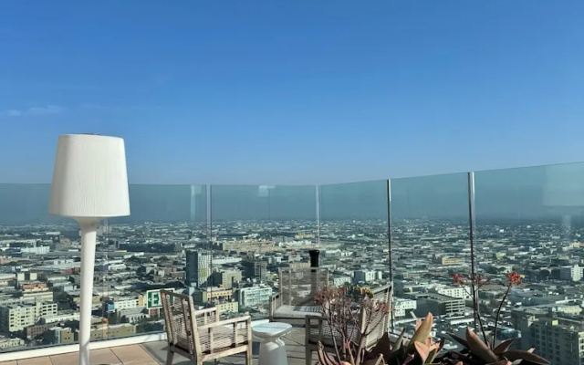 Relax On Broadway With A View