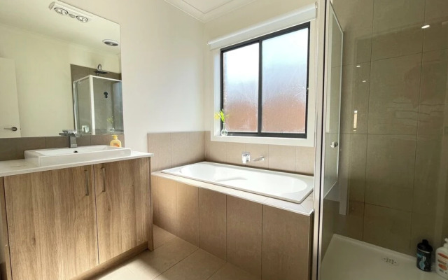 Relax 5 BRM Rental house near Melton