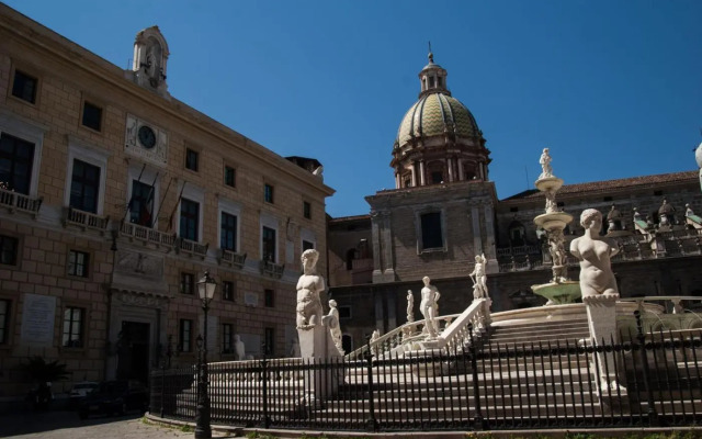 Travellers Photo Home