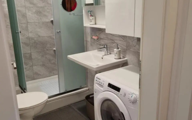 Modern 4-Star luxury apt - WFH Ready, Free Parking