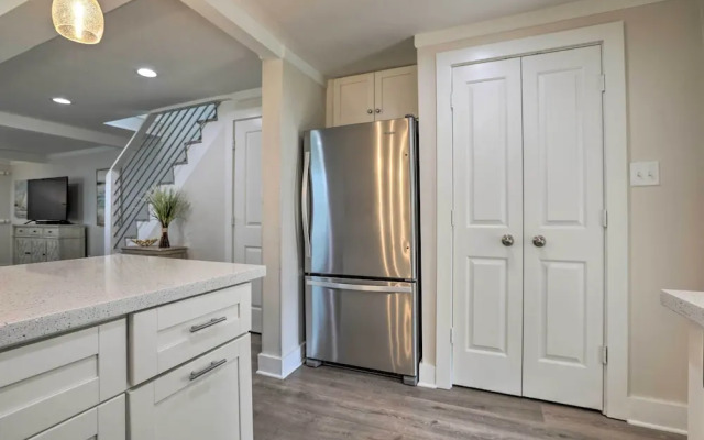 Walk to Beach: Home in Galveston!