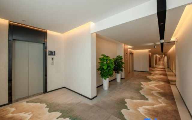 Yilong Ruiyun Hotel (Xinyang Railway Station Tianrun Square Branch)