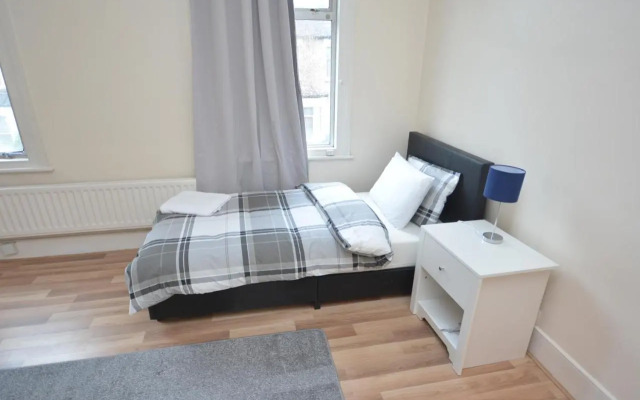 Cheerful 4 bedroom House in greater London
