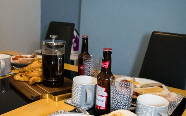 Modern House Perfect for Business, City Break Or Football