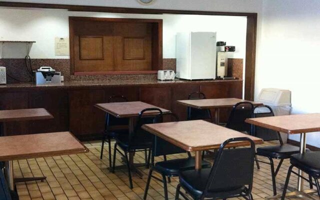 Oaktree Inn and Suites