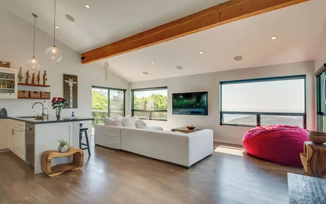 Malibu Retreat w/ Balcony & Mountain Views