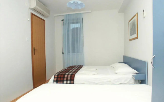 Studio Komiza 2429e