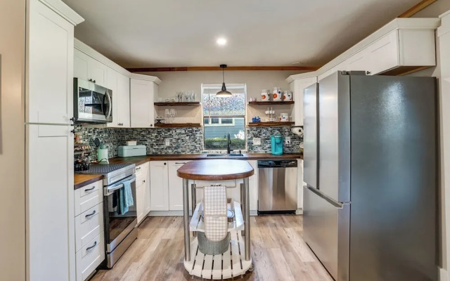 Pet-friendly Granbury Home w/ Yard, Near Downtown!