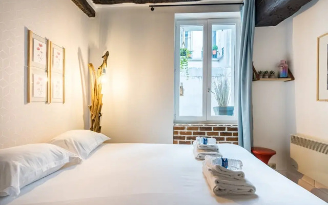 Chic Apartment With Patio - 2br/6p - Le Marais