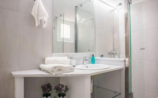 Modern Clean Apartment w h Balcony Near Metro, Athens