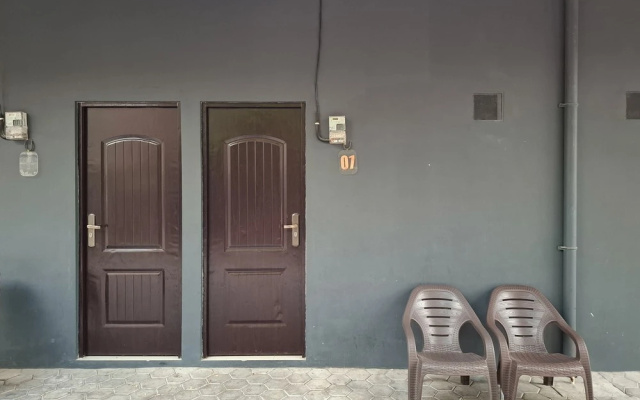 Homestay Sido Joyo near Sunrise Mall Mitra RedDoorz – Guest Rooms – Mojokerto
