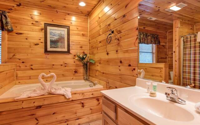 Apple Bear Lodge - Four Bedroom Cabin