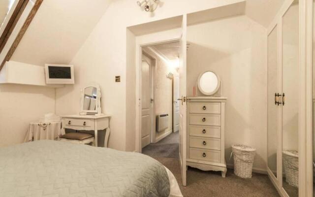 Beautiful apartment with private pool near Tenby