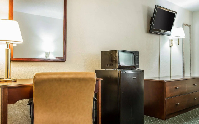 Econo Lodge Inn & Suites Ft. Jackson
