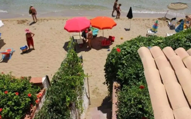 Casa la conchiglia sulla spiaggia