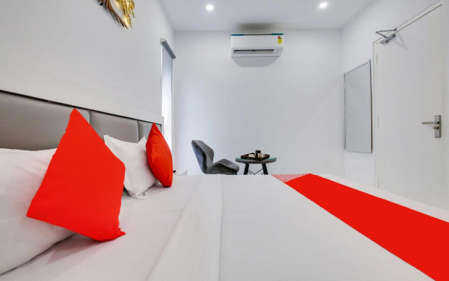 OYO Flagship 80590 Sky White House