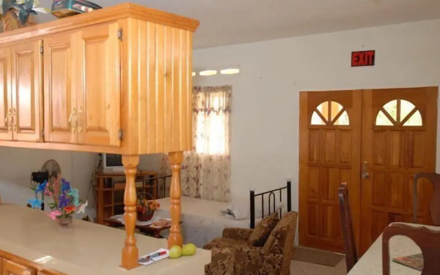 J&G's Tropical Apartments