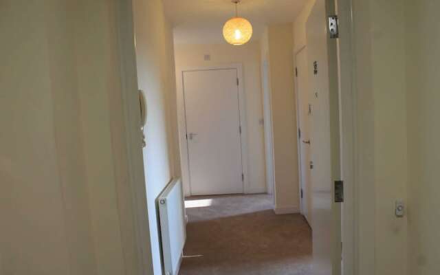 Remarkable 2-bed Apartment in Reading