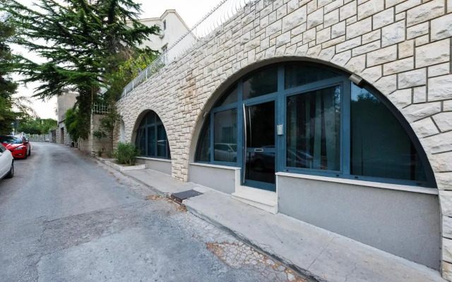 Luxury Studio Arc
