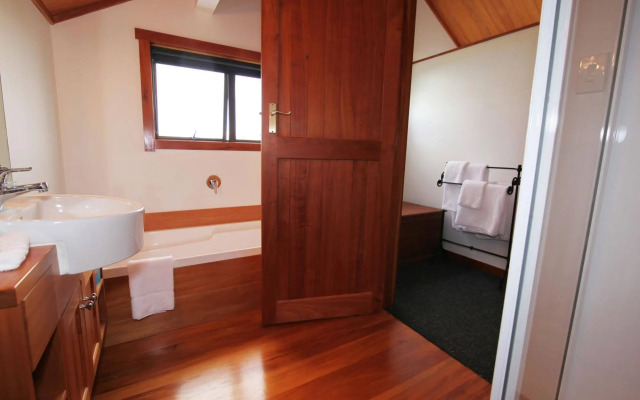 Te Puru Beach Lodge