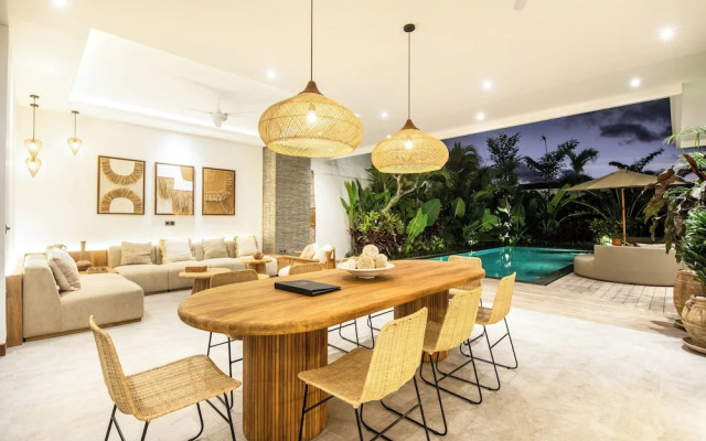 Coastal Elegance: 4BR Villa, 400m to Finns,