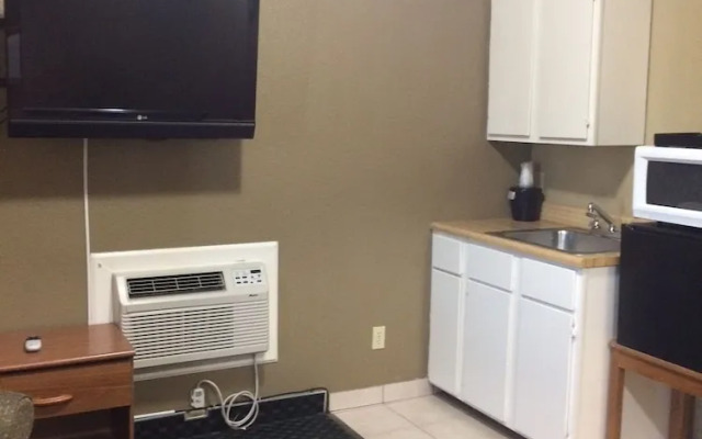 Holland Inn and Suites